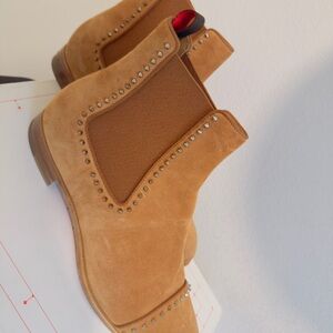 Men’s Christian Louboutin Chelsea boot- Tan Suede